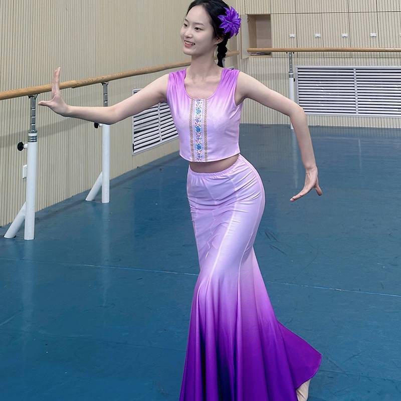 Powdering is eight 360-degree skirts with two shoulders